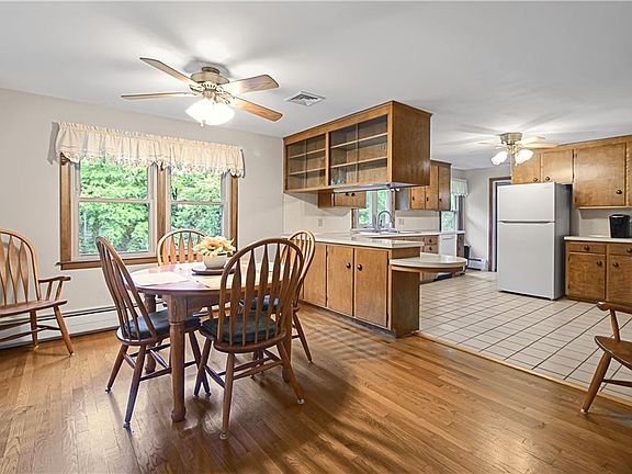 3rd image of 703 Pound Hill Rd