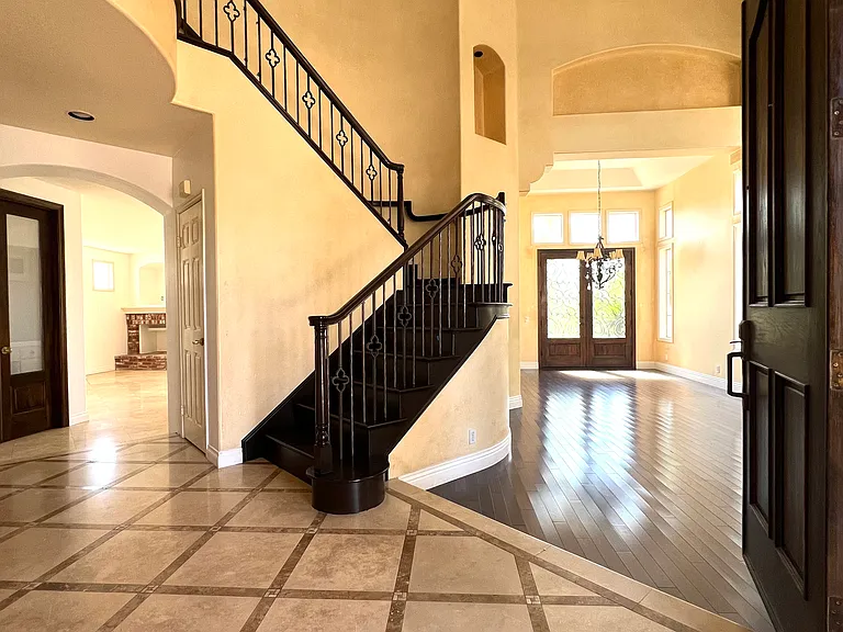 923 S Creekview Ln — Photo 3
