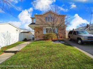 253 Willow Rd E, Staten Island, NY 10314
