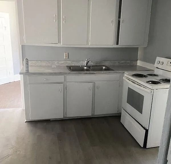1357 Glover St — Photo 4