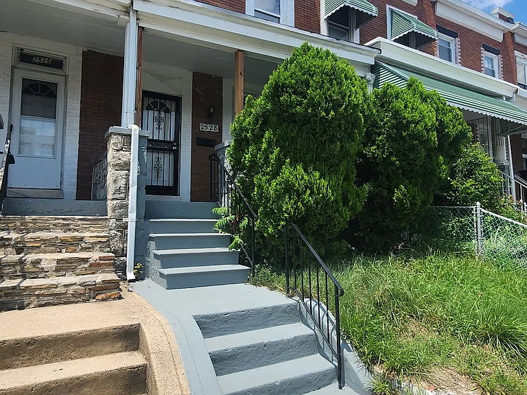 2528 Robb St — Photo 1