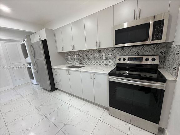 3rd image of 405-407 SE 23rd St