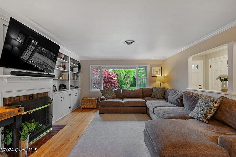 4th image of 188 Roweland Avenue
