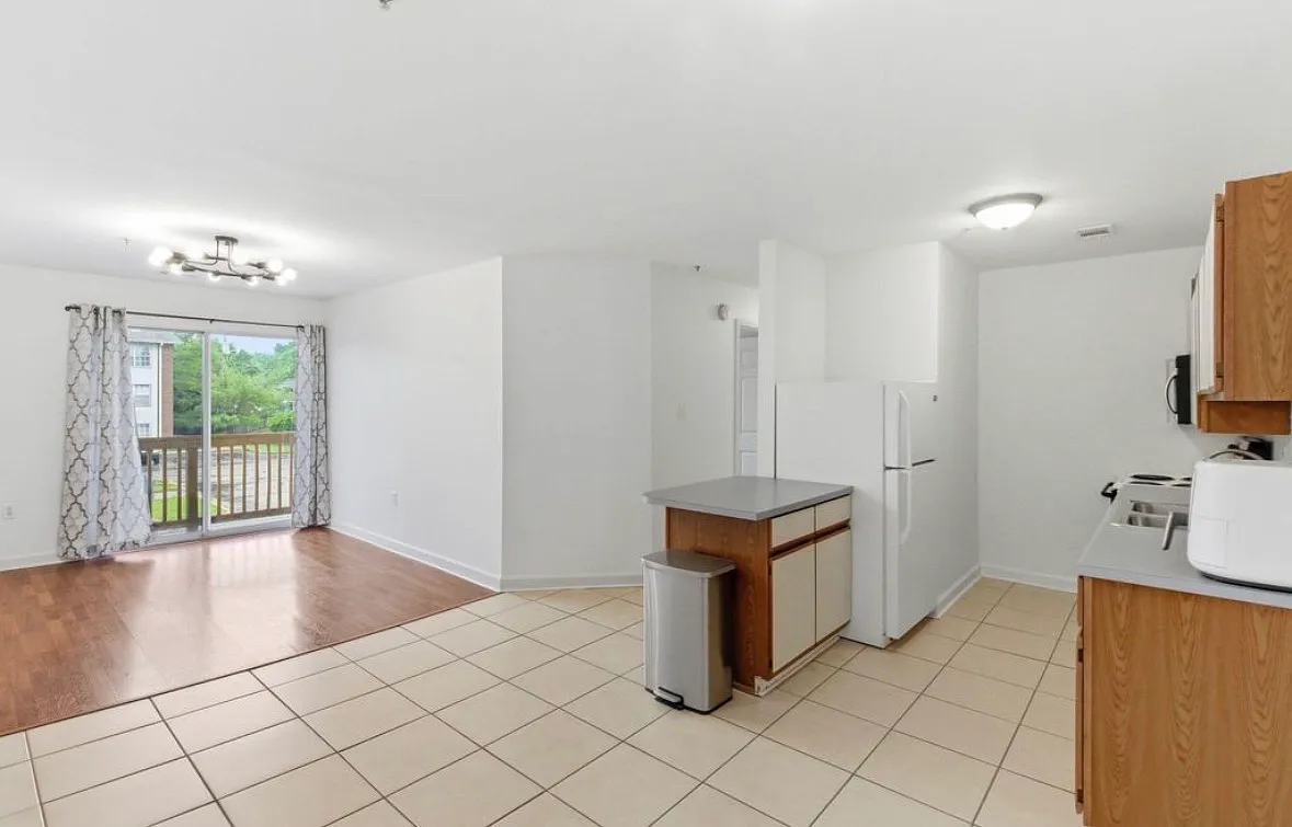 3 bed, 1025 sqft, $1,600 — Photo 4
