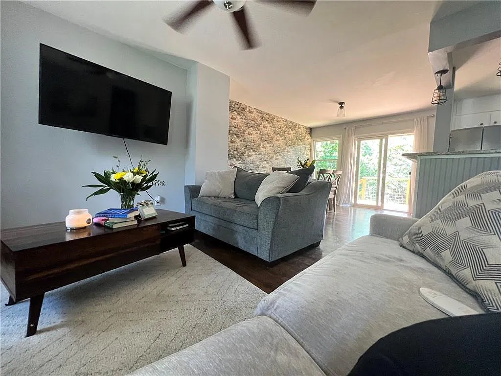 4 bed, 3.0 bath, 2104 sqft, $2,750 — Photo 3