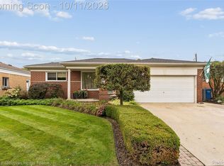 11460 Applewood Dr, Warren, MI 48093
