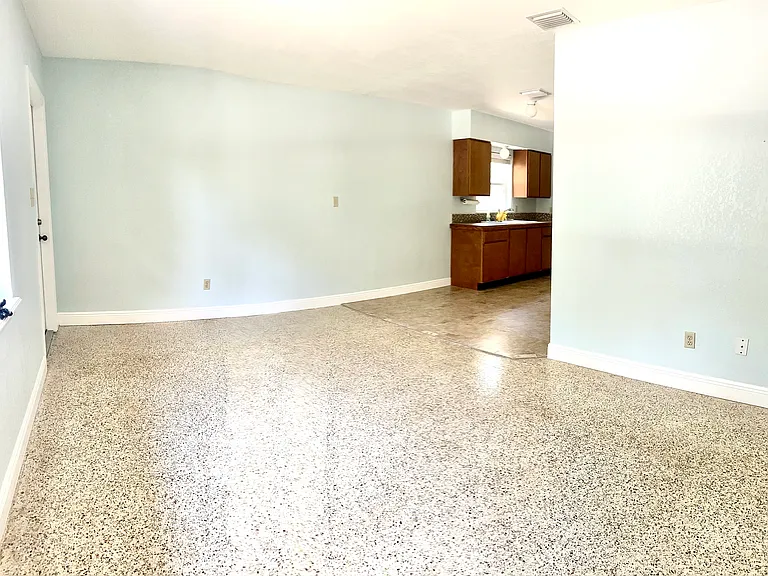 812 Bayou Ave #B — Photo 7