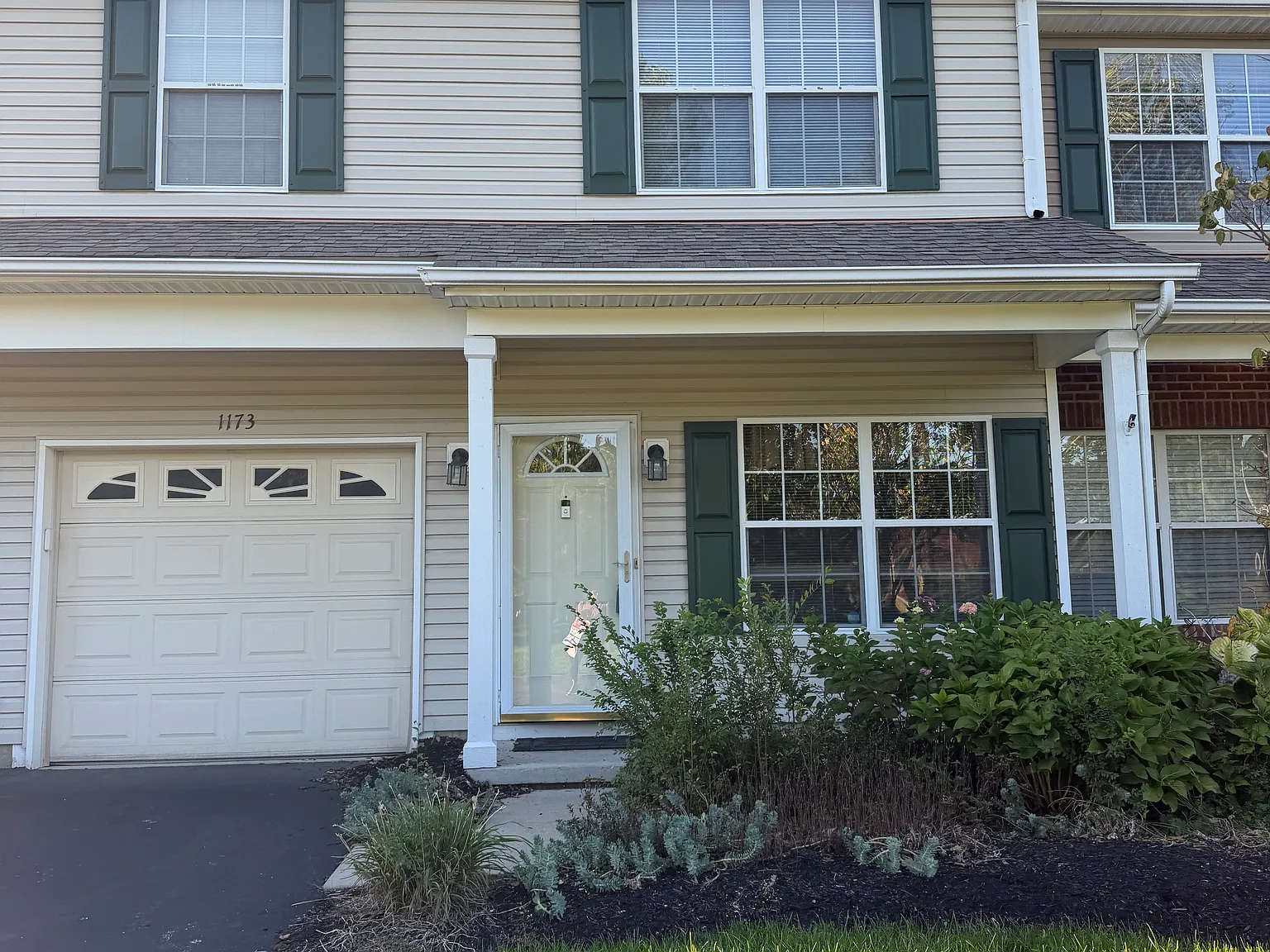 2 bed, 2.5 bath, 1586 sqft, $1,950 — Photo 1