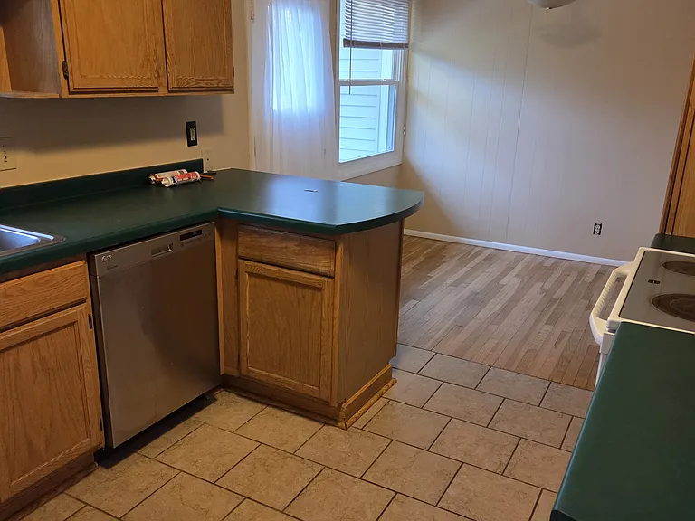 647 Franklin St — Photo 4