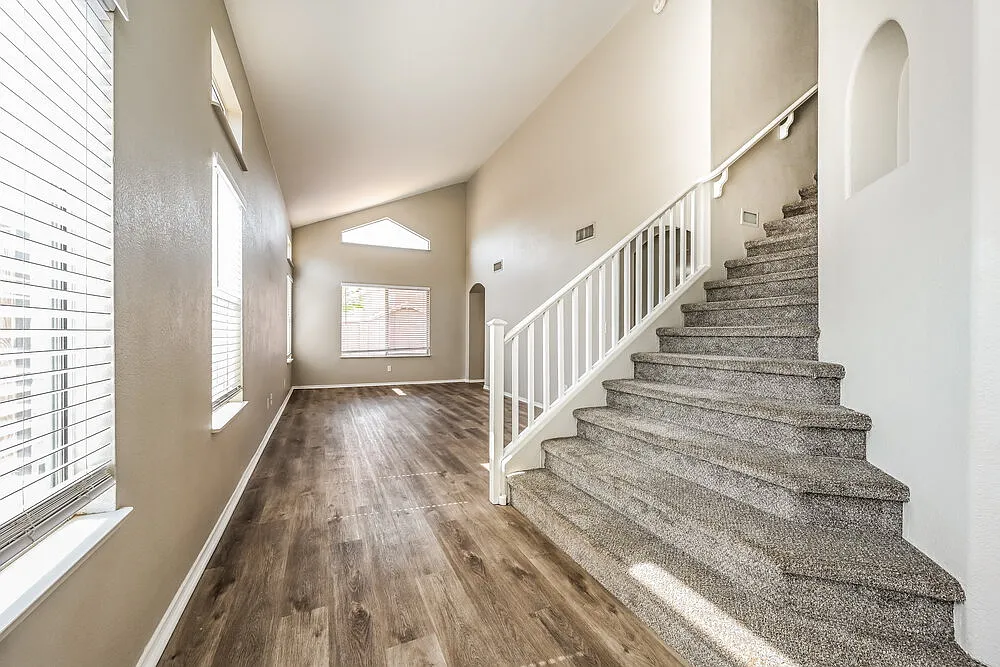 3 bed, 2.5 bath, 1689 sqft, $2,400 — Photo 4