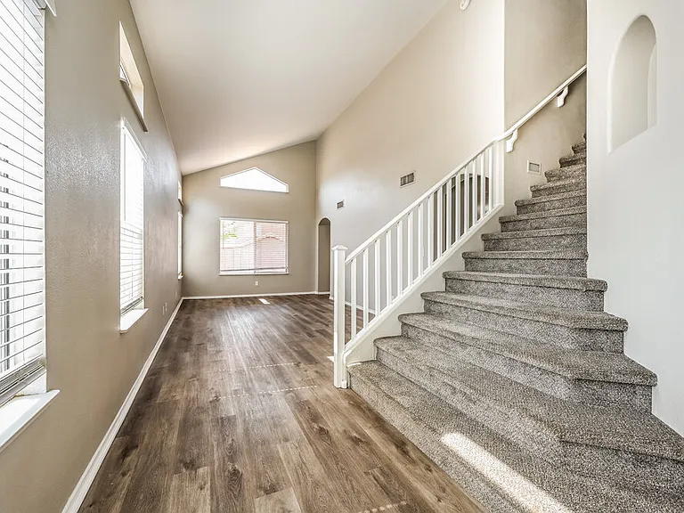 1109 W Bluefield Ave — Photo 4