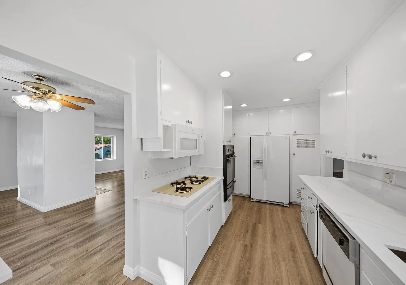 4 Bedroom Long Beach Home on with Large, Low-Maintenance Front and Backyard — Photo 4