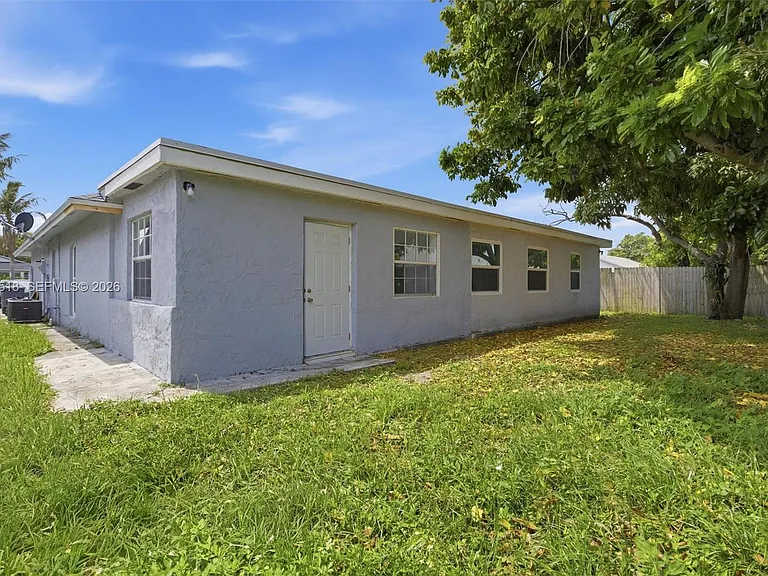 7434 Thatcher Ave — Photo 20