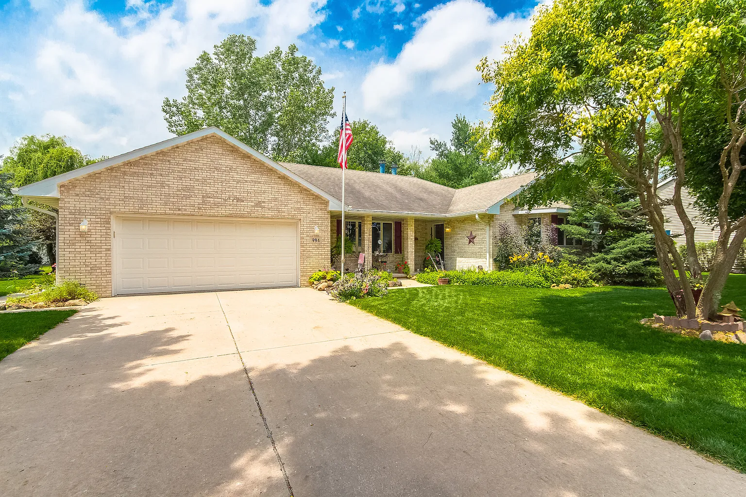 994 Birchwood Ct photo 1