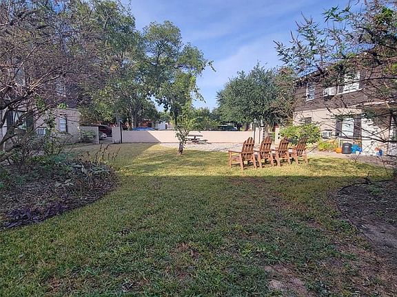 3rd image of 1318 Heights Blvd APT 2