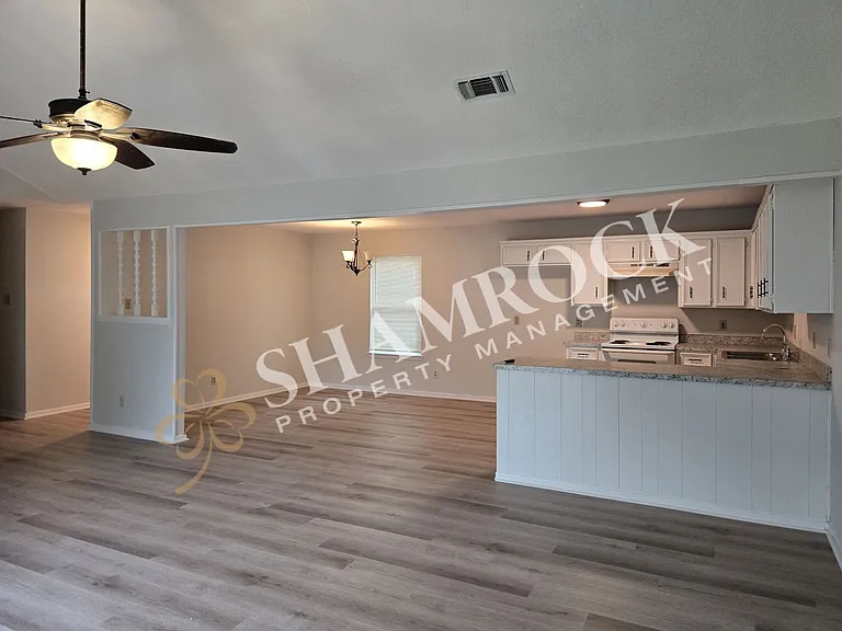 929 Rosedale Dr — Photo 4
