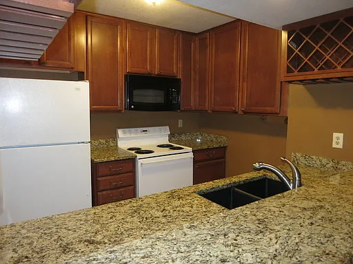 Beautiful Townhome in Gated Community!! — Photo 3