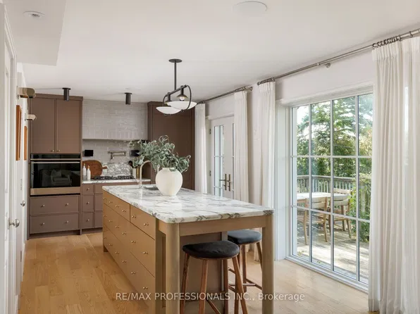 8 Glenn Murray Dr, Toronto, ON M8Y 3H3