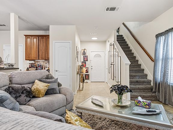3rd image of 801 Parkplace Rdg