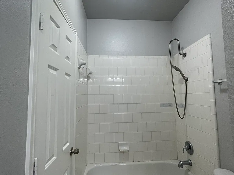 813 Lake Forest Trl — Photo 3