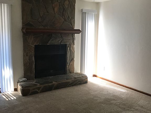 4th image of 4612 Lake Dr #B
