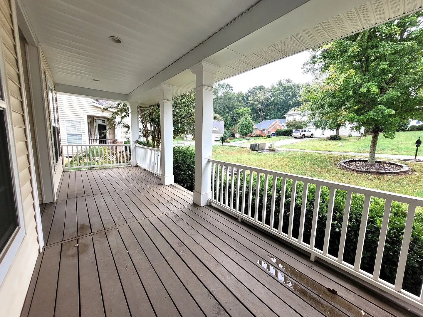 Stunning 4 Bed/2.5 Bath Home - Charlotte - 2 Car Attached Garage - Main Floor Primary Bedroom - L... — Photo 2