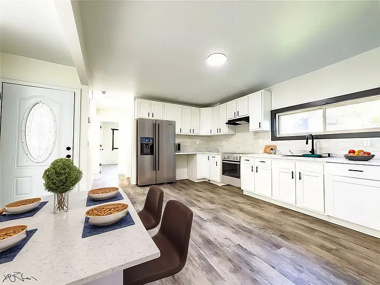 2483 E 89th St #201 — Photo 3