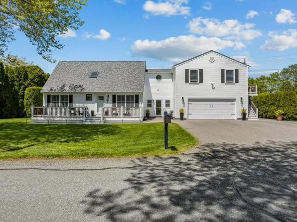 56 Pasture Farm Dr, Middletown, RI 02842