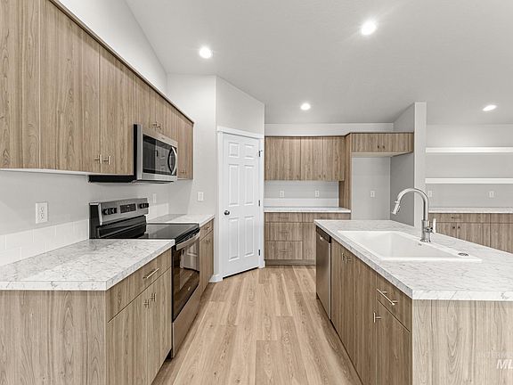 5th image of 1071 Woods Bog Ave
