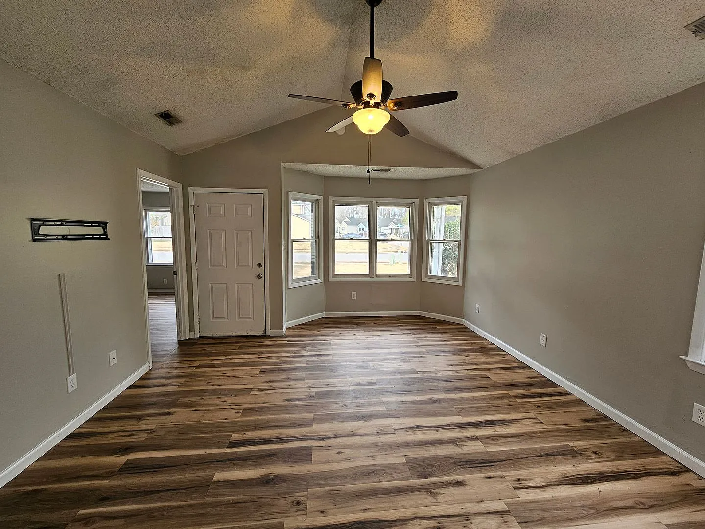 Charming 3 bedroom 2 bathroom Home In Aragona Village! — Photo 2