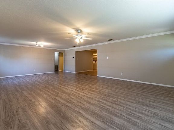 4th image of 3030 Twin Creek Dr