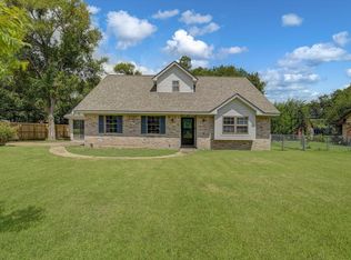 110 Mockingbird Ln, Clute, TX 77531