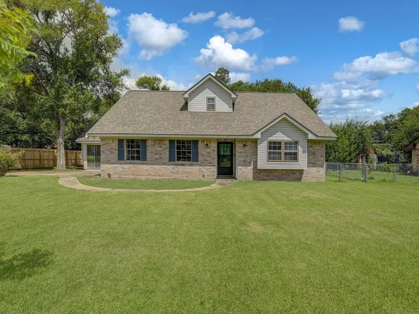 110 Mockingbird Ln, Clute, TX 77531