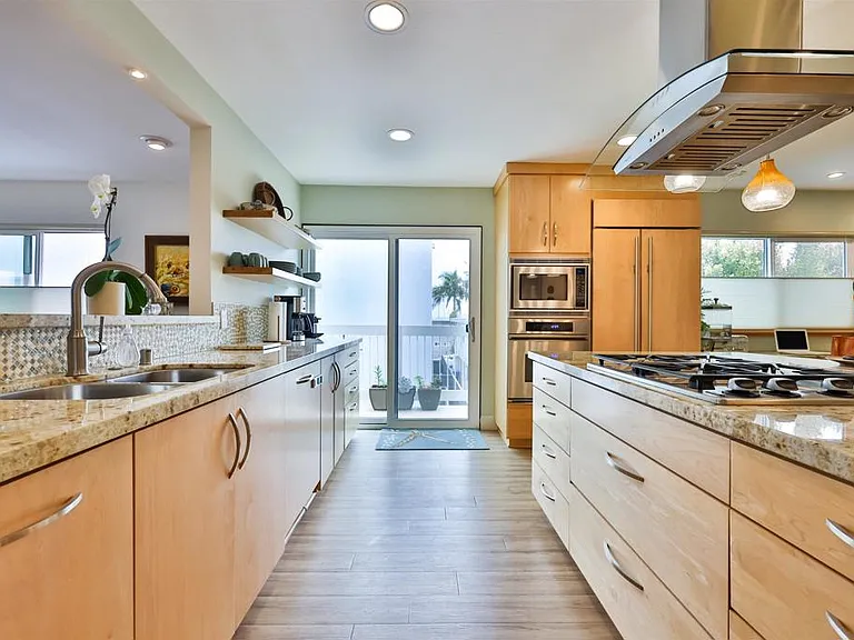 1524 Ynez Pl — Photo 7