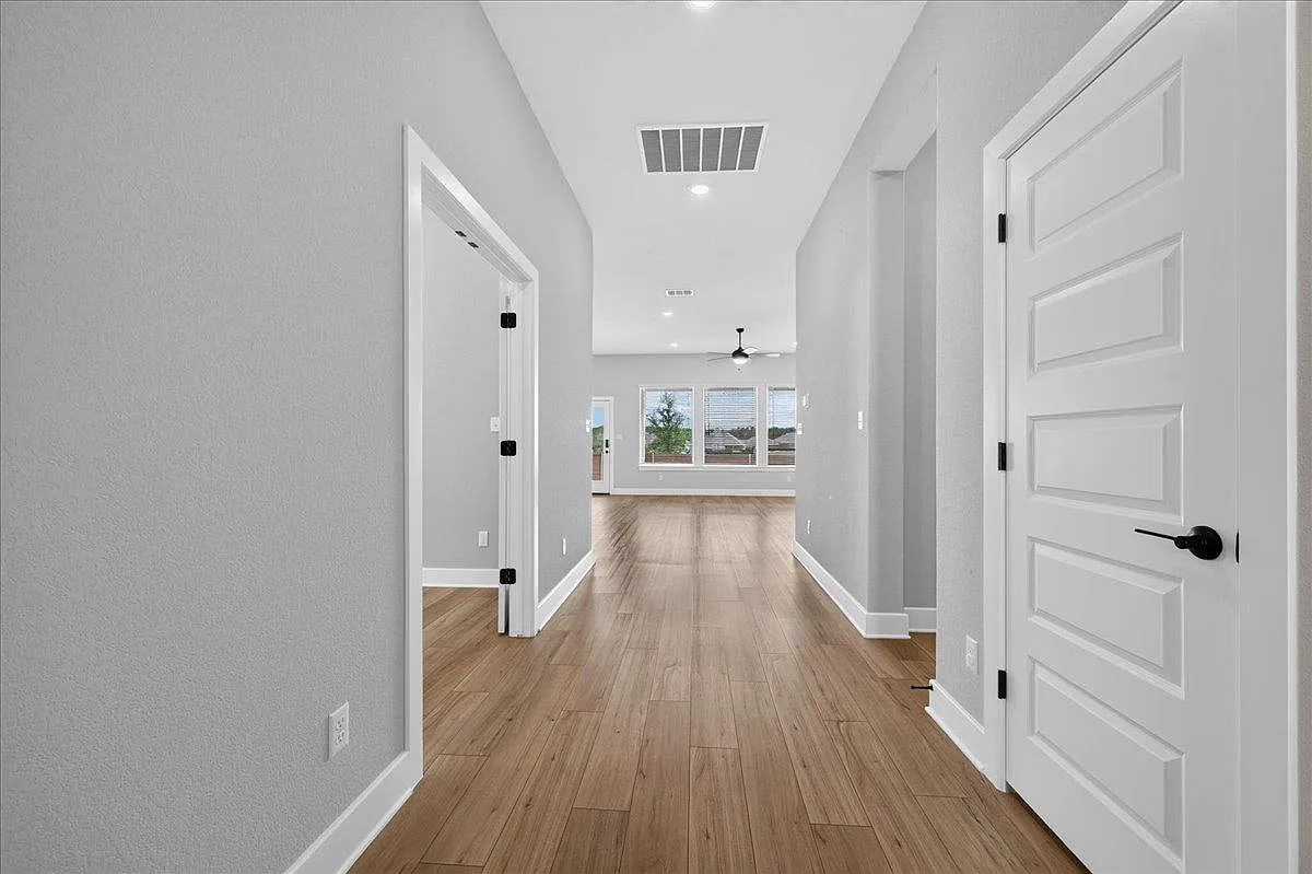 3 bed, 2.0 bath, 2083 sqft, $2,450 — Photo 3