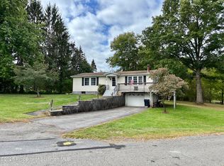 11 Rockwell Ln, Waymart, PA 18472