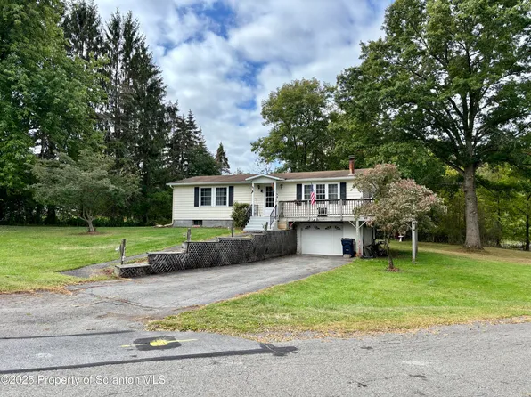 11 Rockwell Ln, Waymart, PA 18472