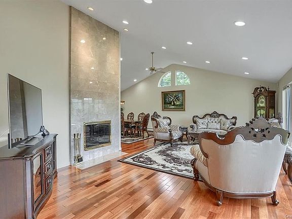 5th image of 16 Deerwood Dr