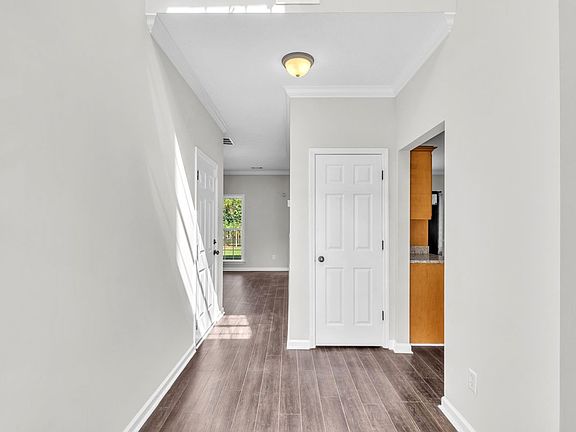 4th image of 185 Oak Ridge Cir