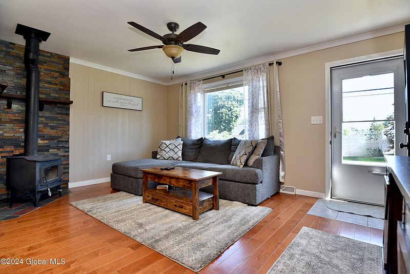 5th image of 242 May Avenue