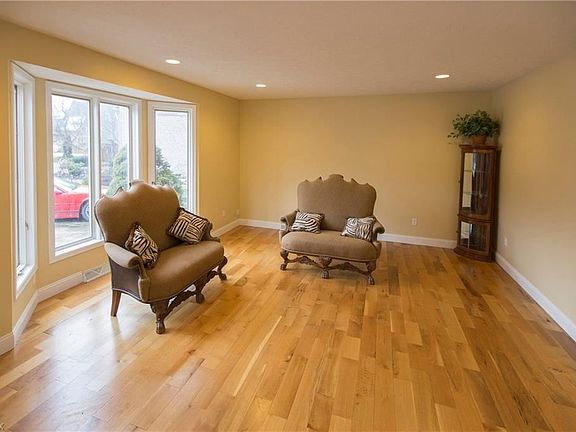 4th image of 1840 Newbury Ct