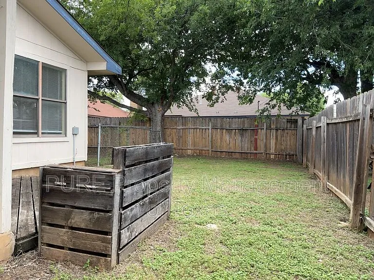 604 Country Aire Dr #B — Photo 26