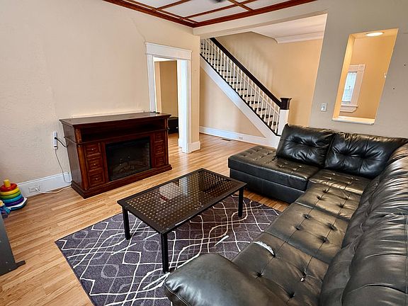 5th image of 521 Roxbury St