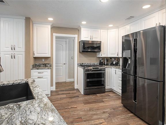4th image of 1386 51st Ave NE