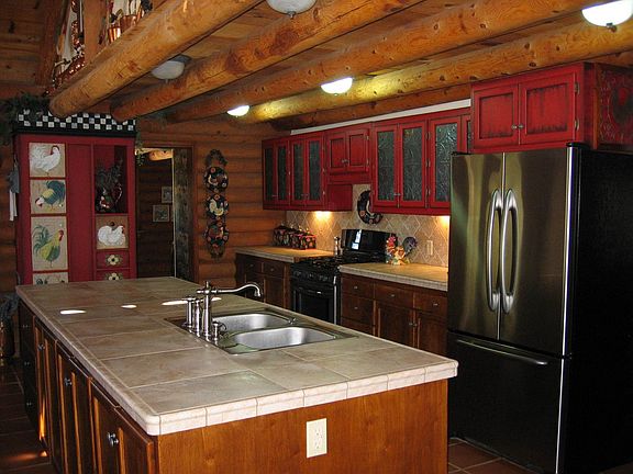 Kitchen area w/hugh island