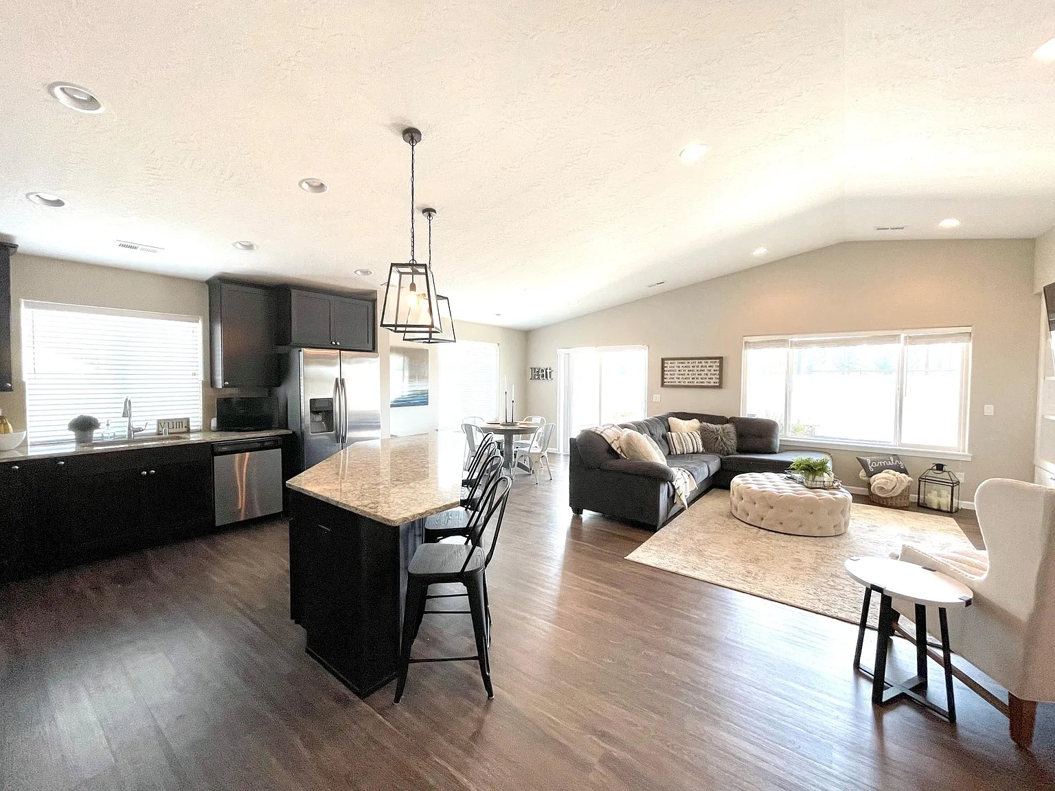 3 bed, 1809 sqft, $2,800 — Photo 2