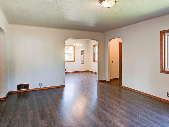3rd image of 206 E 1st Ave