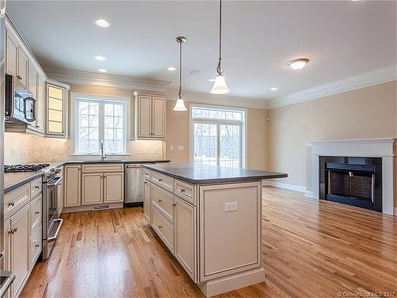 2nd image of 204 Hunters Dr #204
