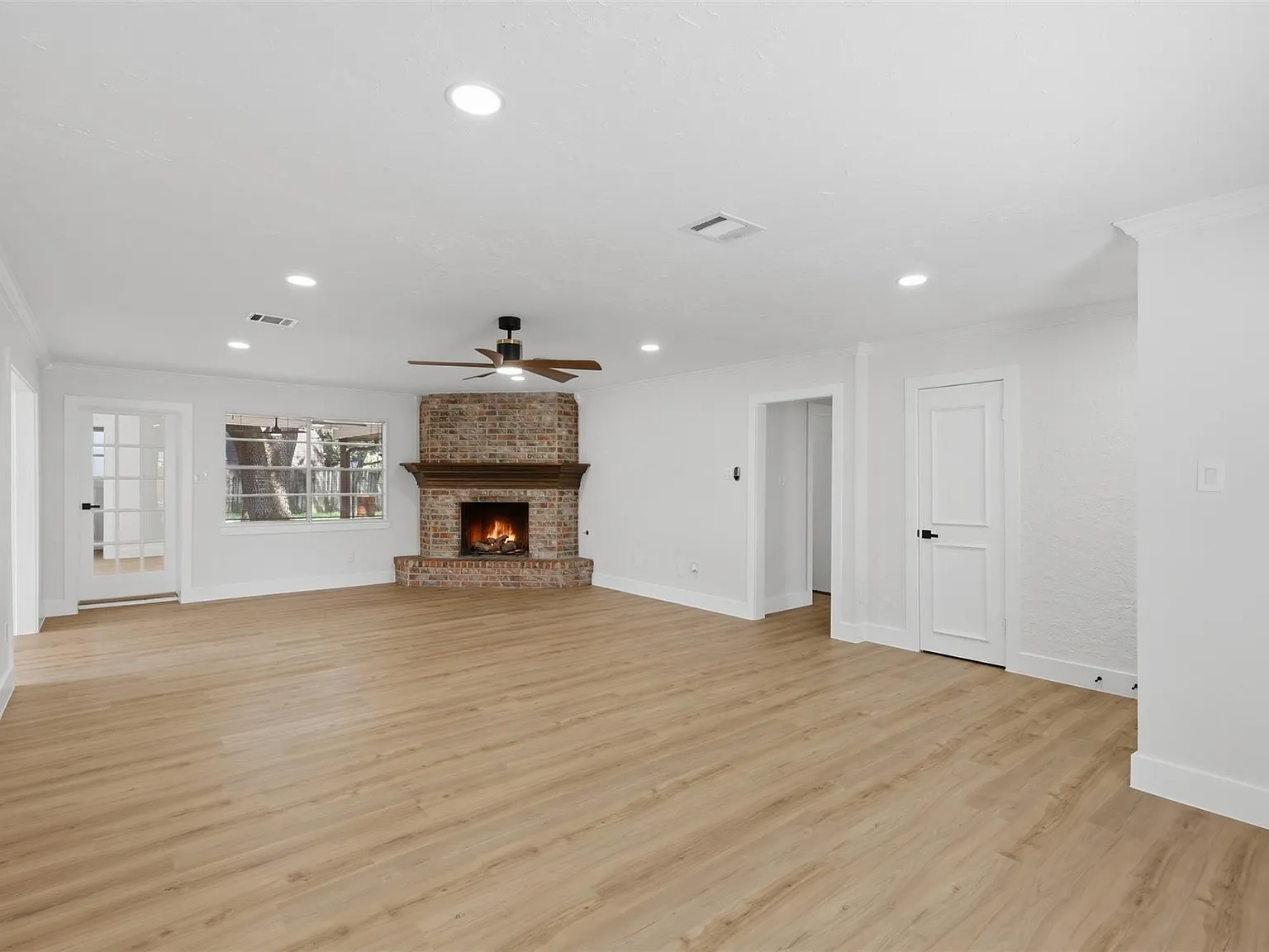 3 bed, 2.5 bath, 2700 sqft, $2,200 — Photo 4