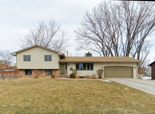 5177 Longview Dr, Mounds View, MN 55112